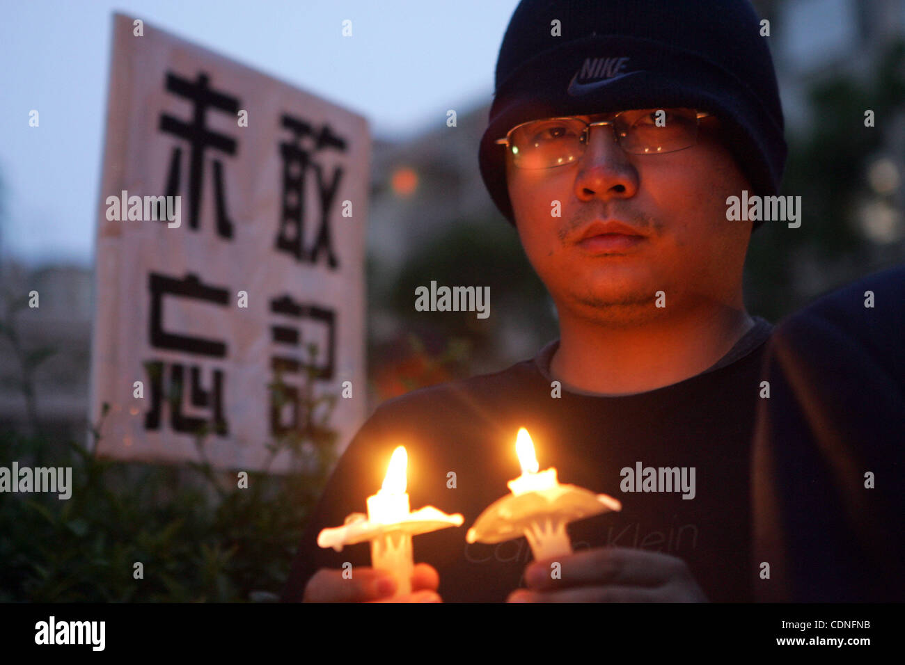 I manifestanti partecipare ad una veglia a lume di candela a al di fuori del Consolato Generale della Repubblica popolare cinese in a Los Angeles domenica 4 giugno, 2011, per contrassegnare il ventiduesimo anniversario del 4 giugno massacro di piazza Tiananmen a Pechino. (Foto di Ringo Chiu / Zuma Press) Foto Stock