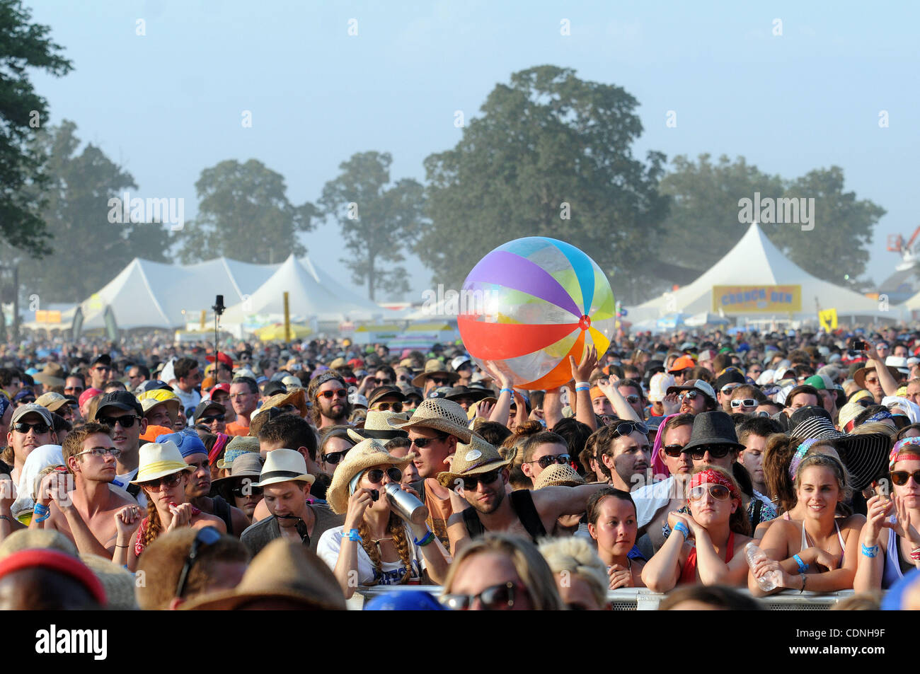 Giugno 10, 2011 - Manchester, Tennessee, Stati Uniti d'America - gli appassionati di musica di ascoltare come Ray LaMontagne durante il Bonnaroo Music e Arts Festival di Manchester. (Credito Immagine: &#169; Jason Braverman/ZUMAPRESS.com) Foto Stock