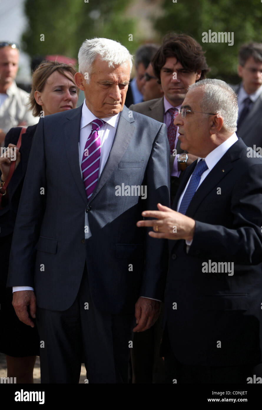 Il Presidente del Parlamento europeo Jerzy Buzek parla con il Primo ministro palestinese Salam Fayyad durante il loro incontro nella West Bank città di Ramallah il 14 giugno 2011. Foto di Issam Rimawi Foto Stock