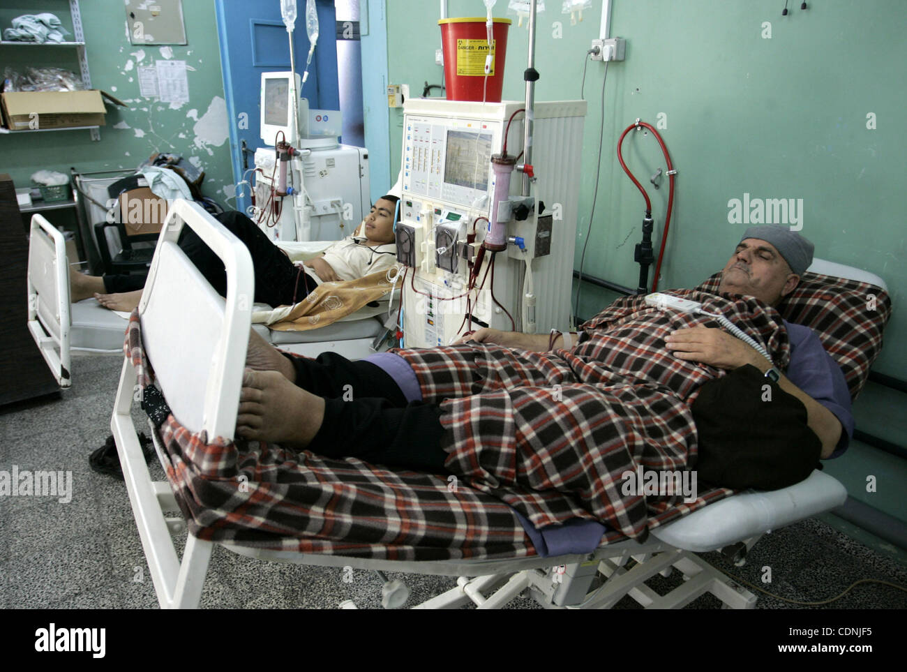 Pazienti palestinesi sono trattati in una divisione di dialisi in Al Najjar hospital di Rafah, sud della striscia di Gaza il 14 giugno 2011. Ministero Palestinese della salute nella Striscia di Gaza ha annunciato che le enclave costiera è il titolo per un medico senza precedenti crisi. Foto di Abed Rahim Khatib Foto Stock