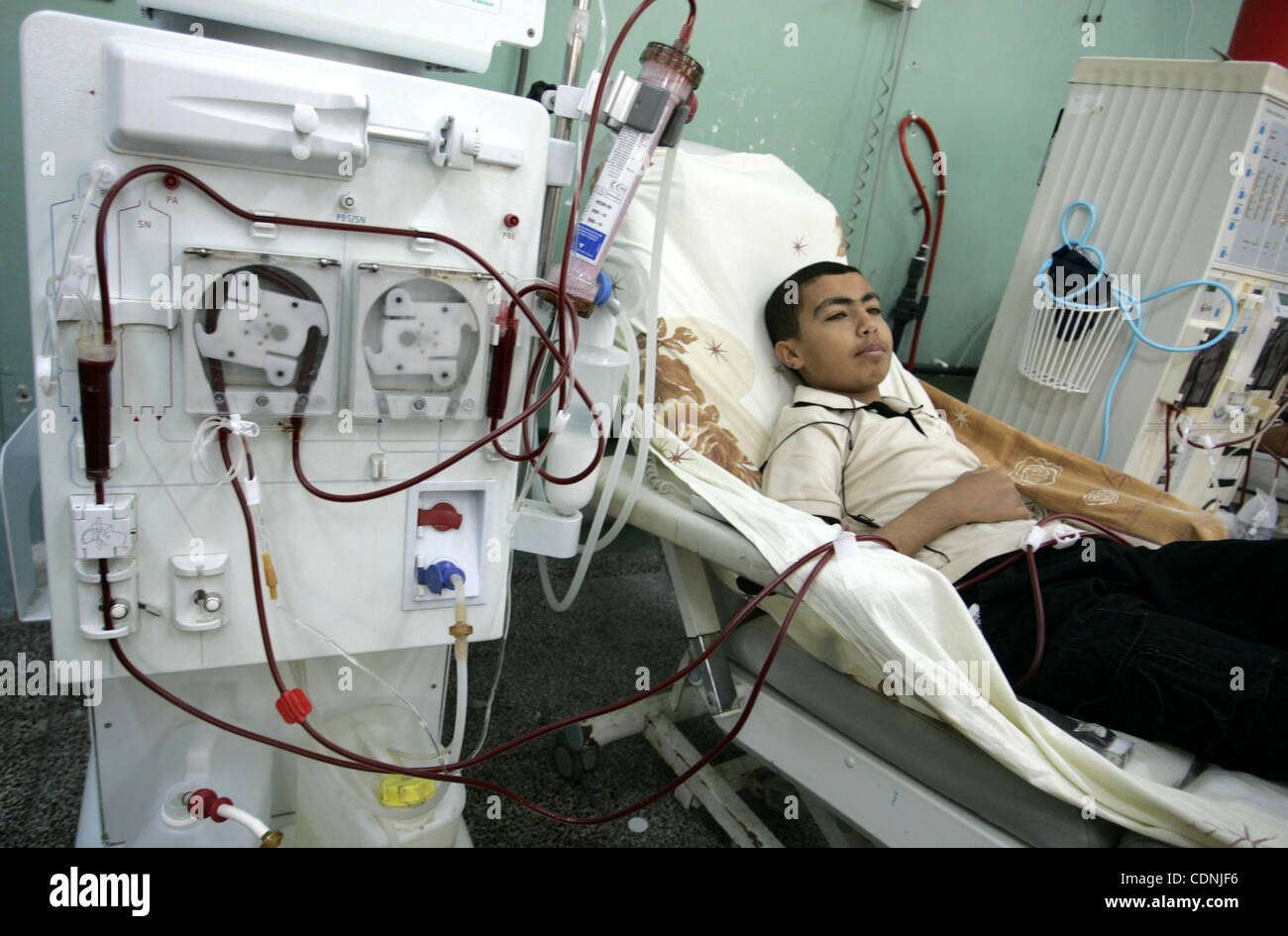 Pazienti palestinesi sono trattati in una divisione di dialisi in Al Najjar hospital di Rafah, sud della striscia di Gaza il 14 giugno 2011. Ministero Palestinese della salute nella Striscia di Gaza ha annunciato che le enclave costiera è il titolo per un medico senza precedenti crisi. Foto di Abed Rahim Khatib Foto Stock