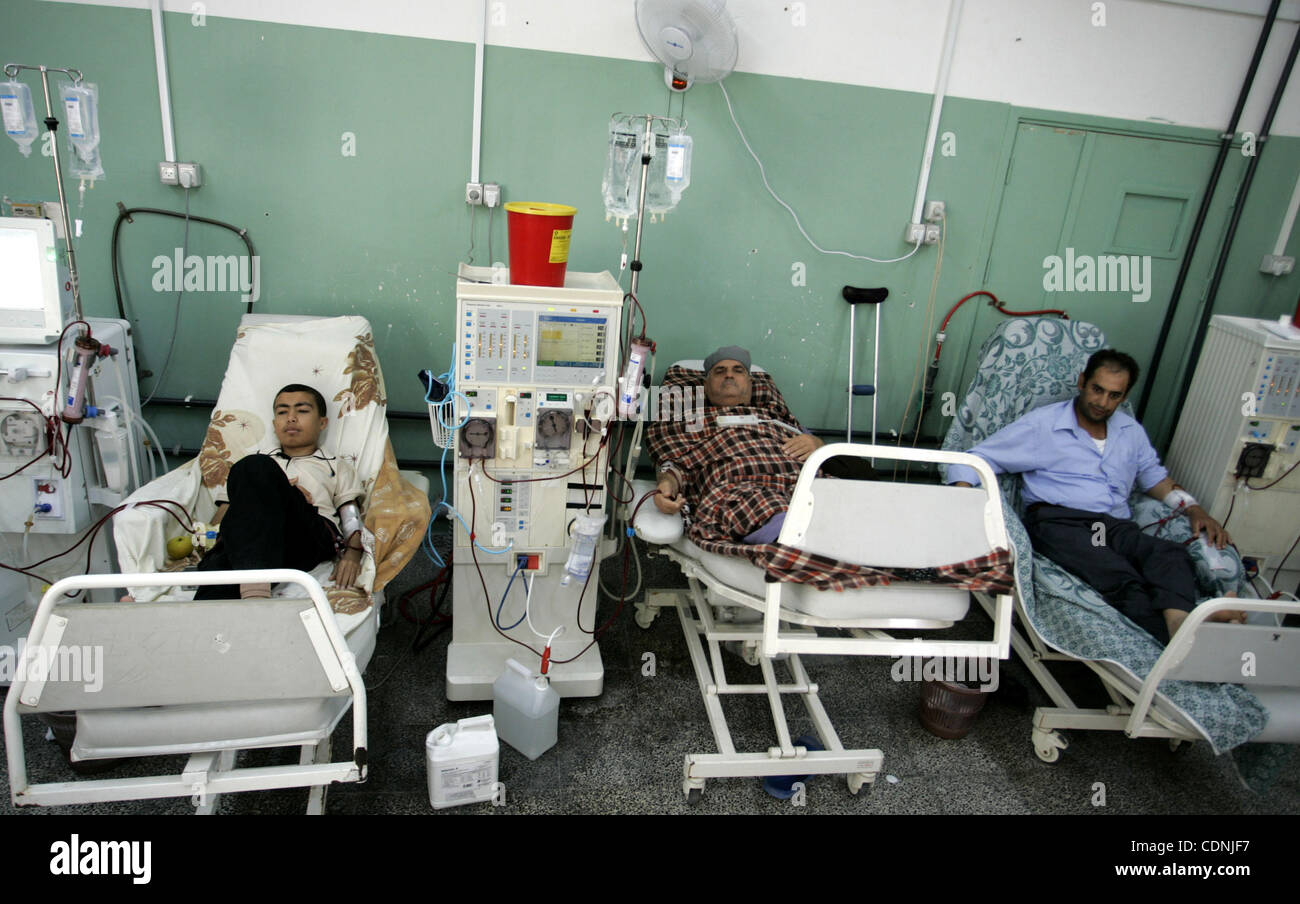 Pazienti palestinesi sono trattati in una divisione di dialisi in Al Najjar hospital di Rafah, sud della striscia di Gaza il 14 giugno 2011. Ministero Palestinese della salute nella Striscia di Gaza ha annunciato che le enclave costiera è il titolo per un medico senza precedenti crisi. Foto di Abed Rahim Khatib Foto Stock