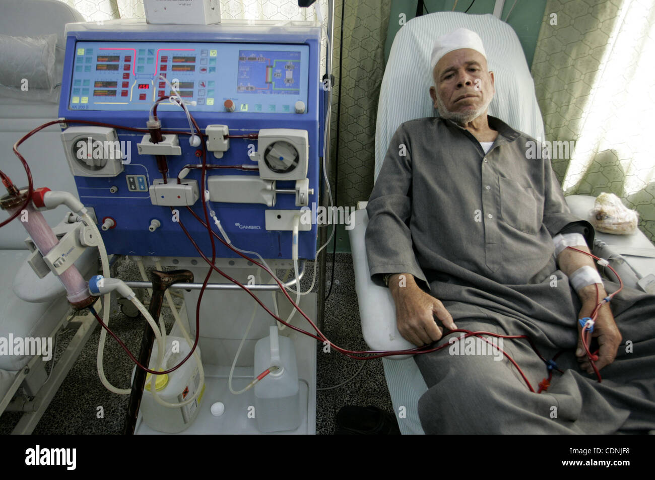 Pazienti palestinesi sono trattati in una divisione di dialisi in Al Najjar hospital di Rafah, sud della striscia di Gaza il 14 giugno 2011. Ministero Palestinese della salute nella Striscia di Gaza ha annunciato che le enclave costiera è il titolo per un medico senza precedenti crisi. Foto di Abed Rahim Khatib Foto Stock