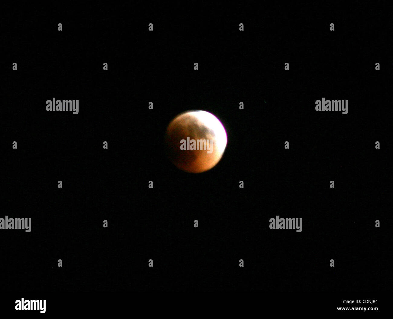 Giugno 15, 2011 - Gerusalemme, Gerusalemme est - una porzione della Luna incrocia nel cono d'ombra della Terra visto dalla striscia di Gaza. Gli astronomi in alcune parti dell Europa, Africa, Asia Centrale e in Australia sono stati sperando in un cielo terso il 15 giugno a godere di un'eclisse lunare totale, il primo del 2011 e la più lunga in Foto Stock