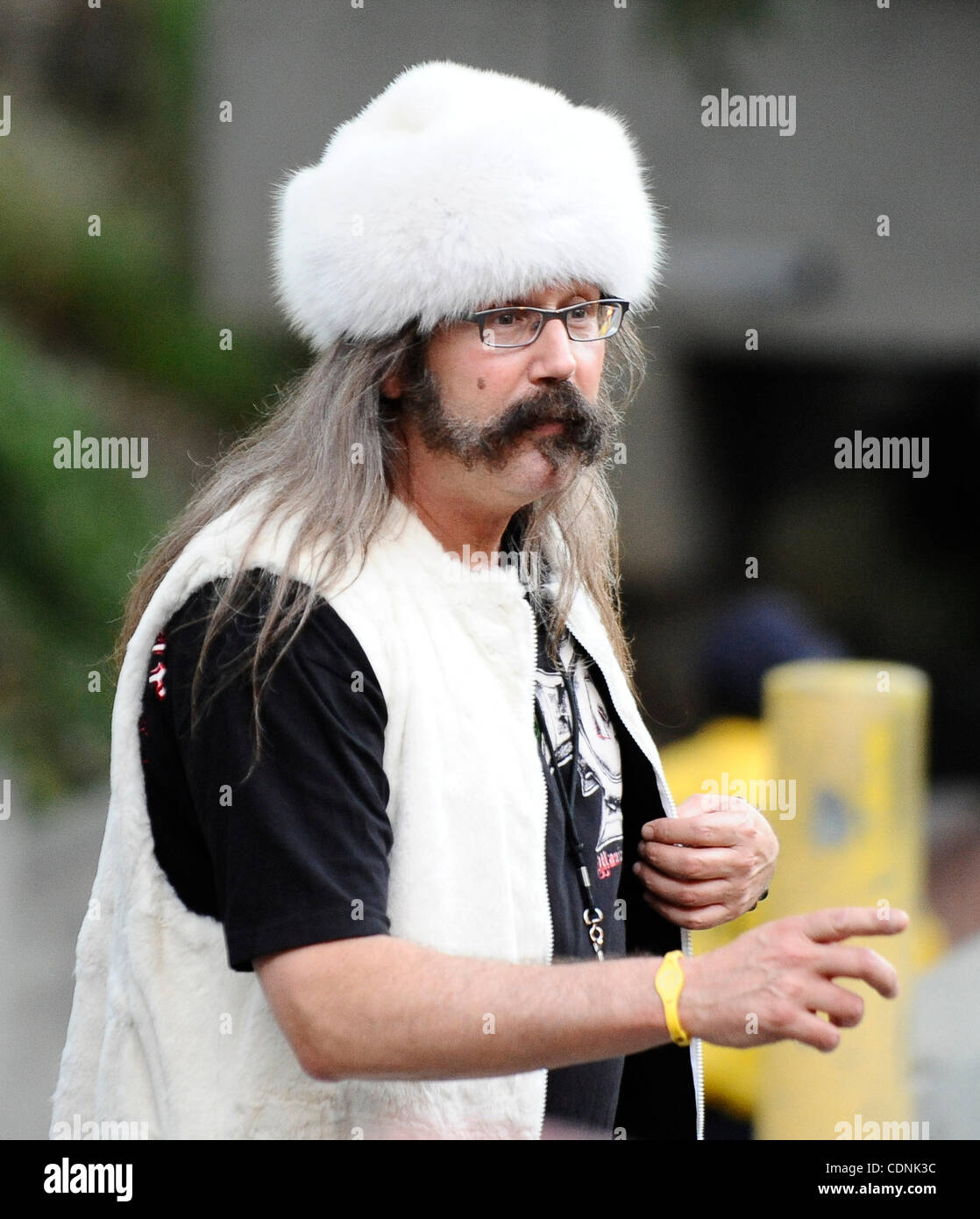 Giugno 14,2011- Hollywood, California, USA. Famosi sport radio caster Vic il mattone arriva al veleno Motley Crue concerto martedì notte al Hollywood Bowl (credito Immagine: © Gene Blevins/ZUMAPRESS.com) Foto Stock