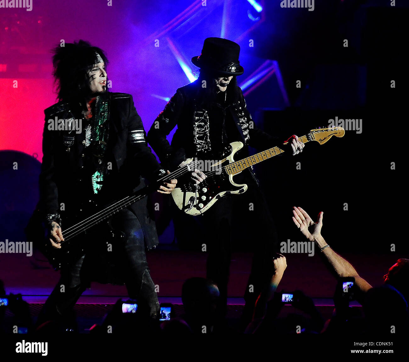 Giugno 14,2011- Hollywood, California, USA. (L) bassista chitarrista Nikki Sixx e Mick Mars dei Motley Crue eseguire martedì notte al Hollywood Bowl (credito Immagine: © Gene Blevins/ZUMAPRESS.com) Foto Stock