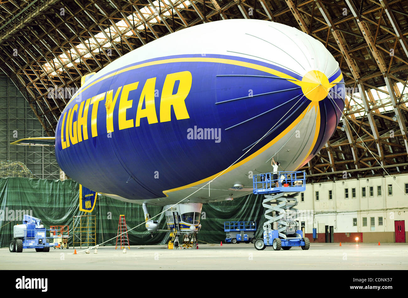 Giugno 15, 2011 - Tustin, California, Stati Uniti - I membri dell'equipaggio finire nel lavoro di trasformazione sul dirigibile Goodyear in un hangar militare in Tustin, la California il 15 giugno 2011. Il blimp fornirà copertura aerea per le vetture 2 premier film di Hollywood di sabato. (Credito Immagine: © Josh Edelson/ZUMAPRESS. Foto Stock