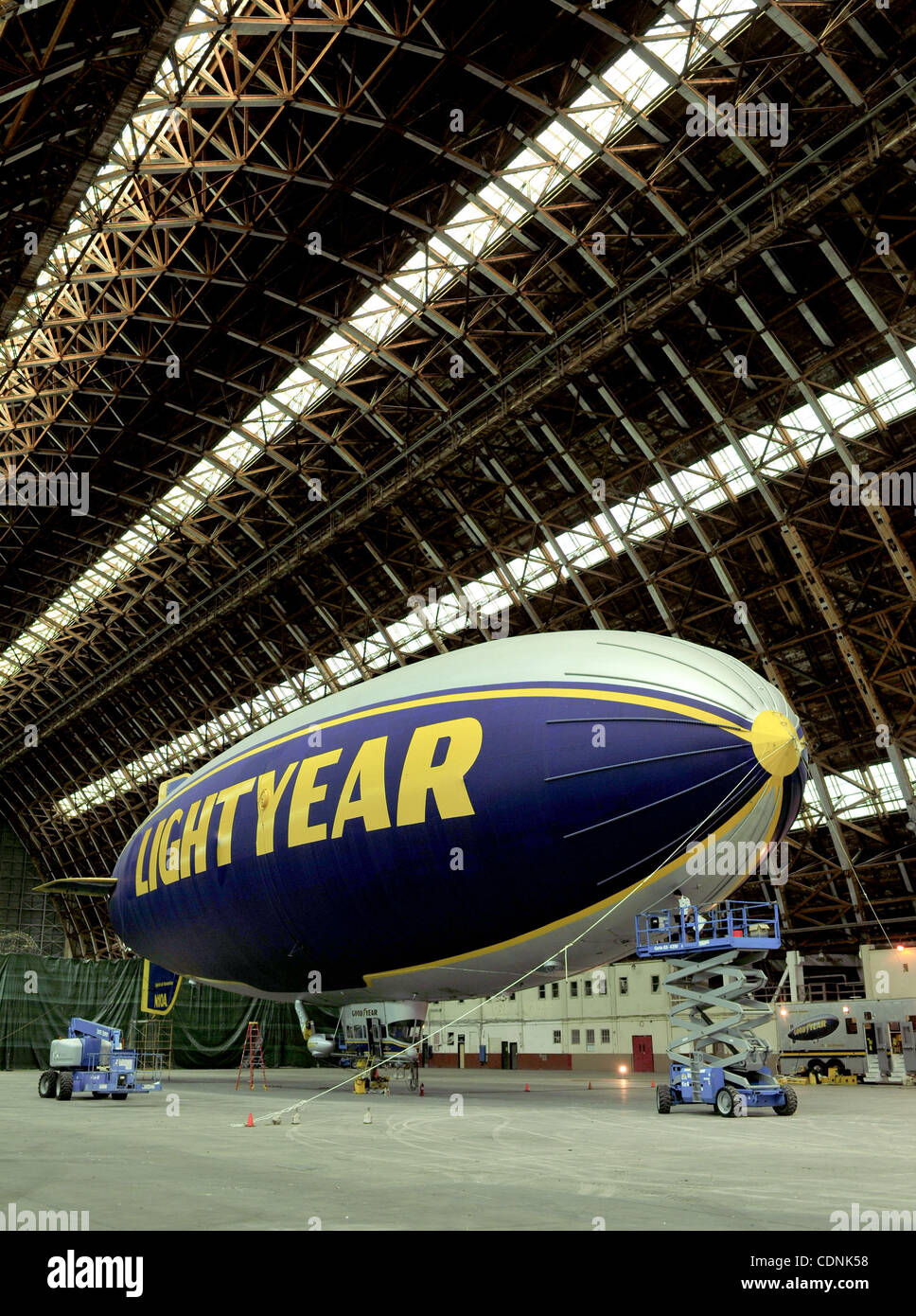 Giugno 15, 2011 - Tustin, California, Stati Uniti - I membri dell'equipaggio finire nel lavoro di trasformazione sul dirigibile Goodyear in un hangar militare in Tustin, la California il 15 giugno 2011. Il blimp fornirà copertura aerea per le vetture 2 premier film di Hollywood di sabato. (Credito Immagine: © Josh Edelson/ZUMAPRESS. Foto Stock