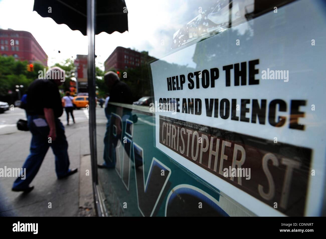 Giugno 22, 2011 - Manhattan, New York, Stati Uniti - Un segno che chiede di porre fine alla criminalità e violenza, nastrato a Rivoli Pizza, una pizzeria mirato ripetutamente da bande di bambini. Quartiere i residenti e i proprietari di attività commerciali locali chiamata su i rappresentanti locali eletti e le forze di polizia per ripulire il crimine lungo Greenwich V Foto Stock