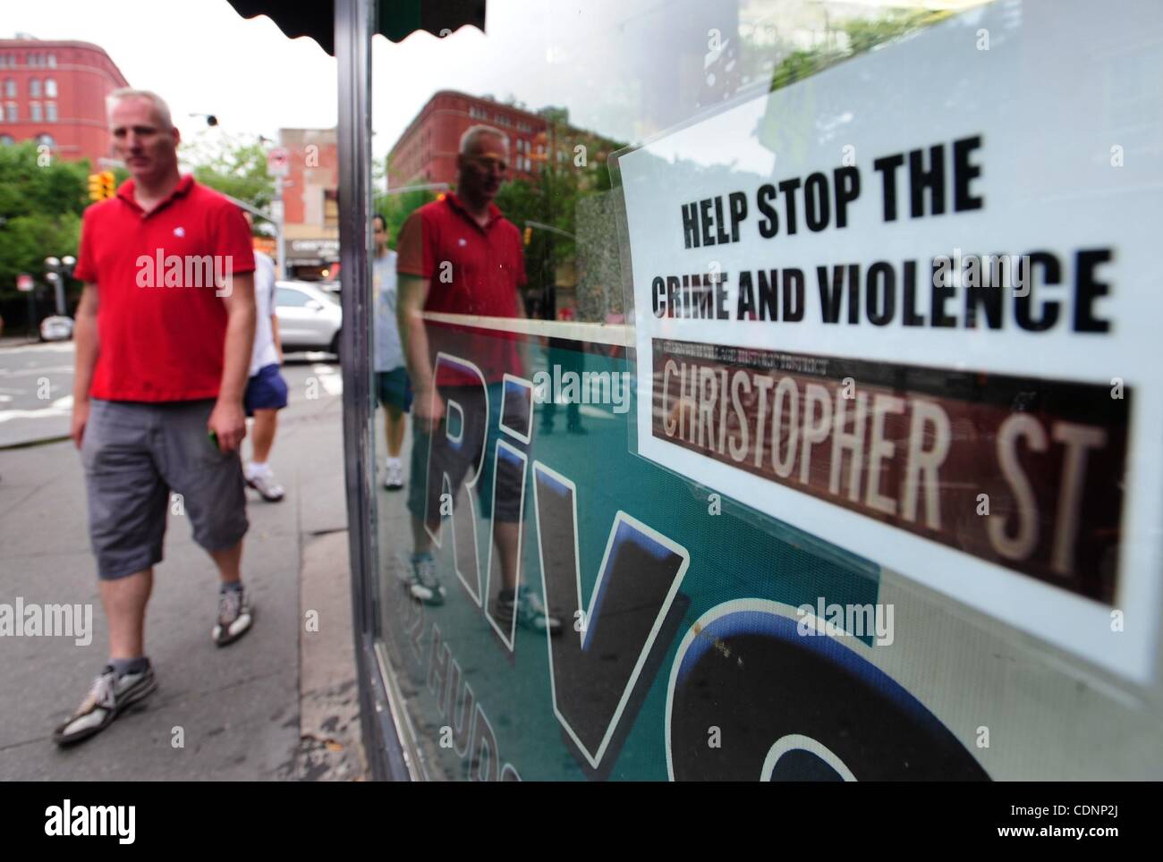 Giugno 23, 2011 - Manhattan, New York, Stati Uniti - Un segno che chiede di porre fine alla criminalità e violenza, nastrato a Rivoli Pizza, una pizzeria mirato ripetutamente da bande di bambini. Quartiere i residenti e i proprietari di attività commerciali locali chiamata su i rappresentanti locali eletti e le forze di polizia per ripulire il crimine lungo Greenwich V Foto Stock