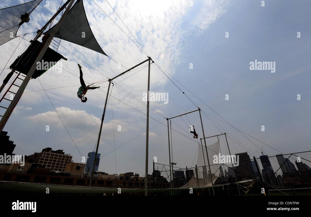 Giugno 28, 2011 - Manhattan, New York, Stati Uniti - Cailtlin Bosse di SoHo altalene presso la Scuola di Trapezio New York sul tetto del Pier 40 a West Houston Street nel West Village. (Credito Immagine: © Bryan Smith/ZUMAPRESS.com) Foto Stock