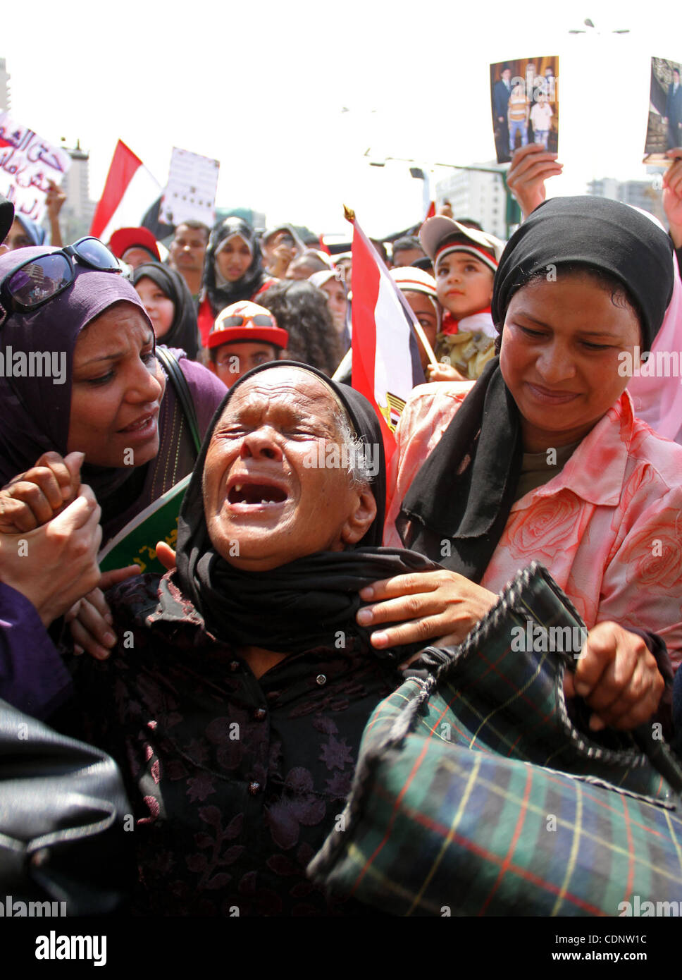 Gli egiziani prendere parte in un rally dopo la preghiera in piazza Tahrir al Cairo, in Egitto, il 1 luglio 2011. Centinaia di persone sono state di rally in piazza, che fu l'epicentro della rivolta che rovesciò Hosni Mubarak, impegnative prove rapide per il vecchio regime le figure e i poliziotti accusati di aver ucciso protesta Foto Stock