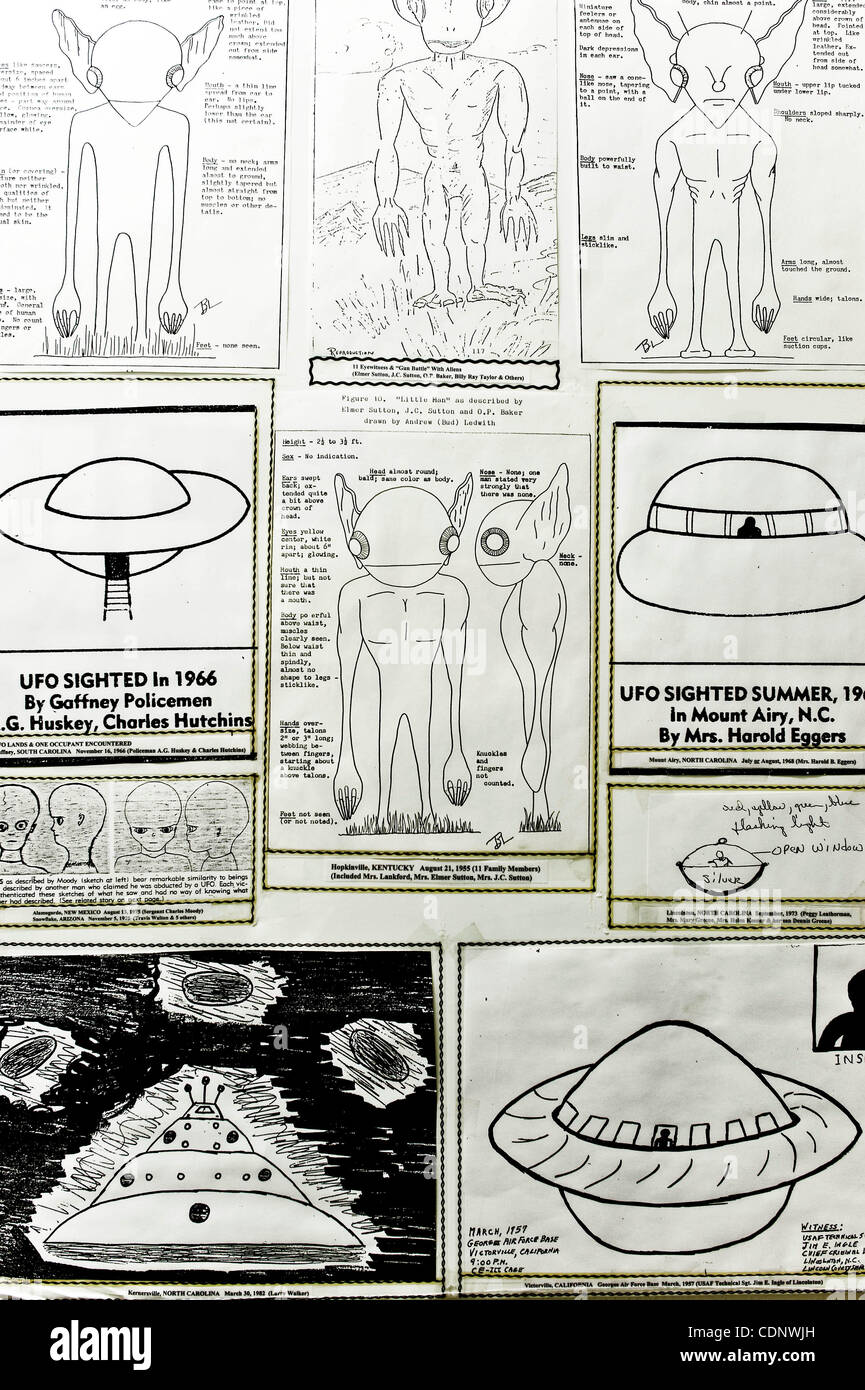 Il 1 luglio 2011 - Roswell, New Mexico, Stati Uniti d'America - una mostra presso il Museo di UFO sul display durante l'annuale Roswell UFO Festival. Il 2011 segna il 64esimo anniversario dell'incidente di Roswell, la presunta scoperta di un crash Flying Saucer 30 miglia a nord di Roswell da cowboy W.W. 'Mac' Brazel e la putativa Foto Stock