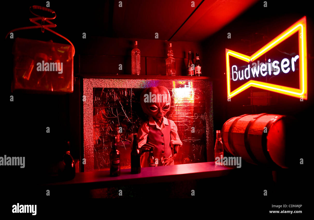 Il 1 luglio 2011 - Roswell, New Mexico, Stati Uniti d'America - una mostra presso la zona di alieni sul display durante l'annuale Roswell UFO Festival. Il 2011 segna il 64esimo anniversario dell'incidente di Roswell, la presunta scoperta di un crash Flying Saucer 30 miglia a nord di Roswell da cowboy W.W. 'Mac' Brazel e la putativa Foto Stock