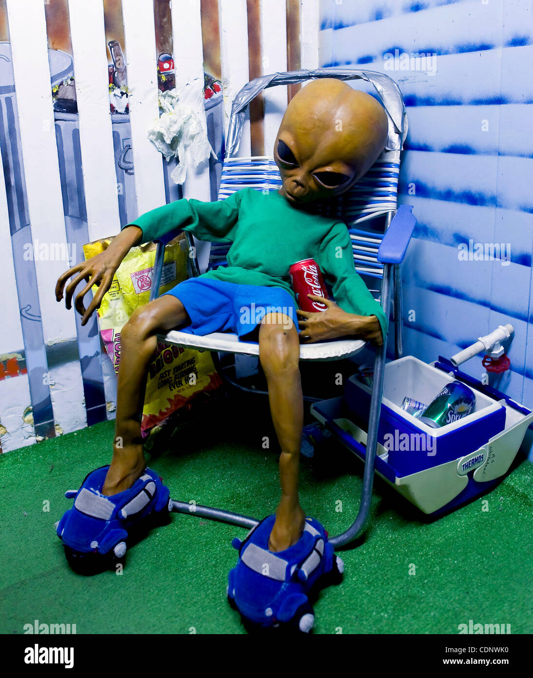 Il 1 luglio 2011 - Roswell, New Mexico, Stati Uniti d'America - una mostra presso la zona di alieni sul display durante l'annuale Roswell UFO Festival. Il 2011 segna il 64esimo anniversario dell'incidente di Roswell, la presunta scoperta di un crash Flying Saucer 30 miglia a nord di Roswell da cowboy W.W. 'Mac' Brazel e la putativa Foto Stock