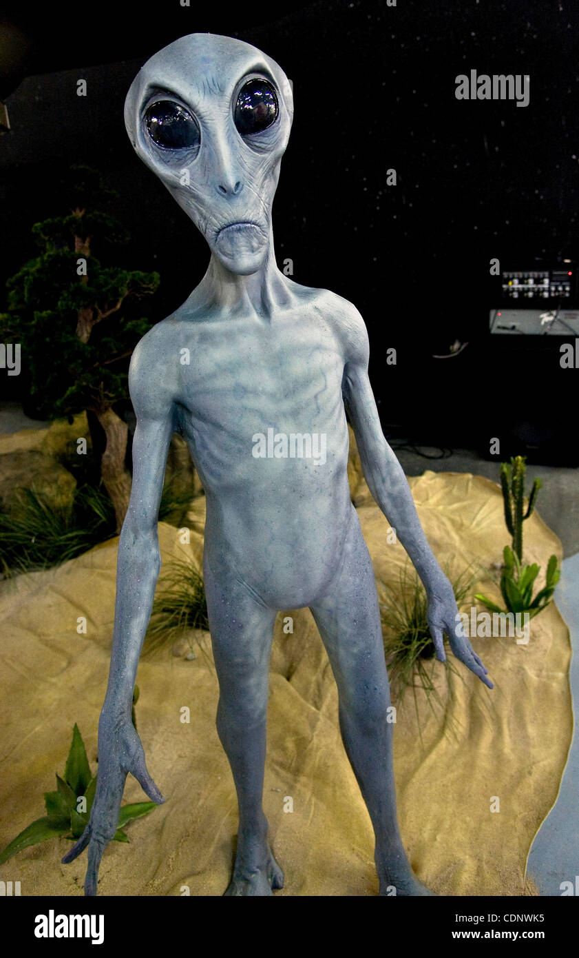 Il 1 luglio 2011 - Roswell, New Mexico, Stati Uniti d'America - una mostra presso il Museo di UFO sul display durante l'annuale Roswell UFO Festival. Il 2011 segna il 64esimo anniversario dell'incidente di Roswell, la presunta scoperta di un crash Flying Saucer 30 miglia a nord di Roswell da cowboy W.W. 'Mac' Brazel e la putativa Foto Stock