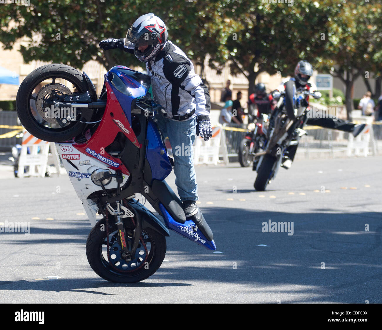 9 luglio 2011 - Modesto, CA, Stati Uniti - Hooligans Moto Club tenutasi il 7° annuale Street Bike Festival sabato 10 luglio, 2011(20110710) in Modesto CA. dotato di uno dei più grandi free street bike stunt mostre negli Stati Uniti. Street bike atleti da tutto il nord e il sud del Califo Foto Stock