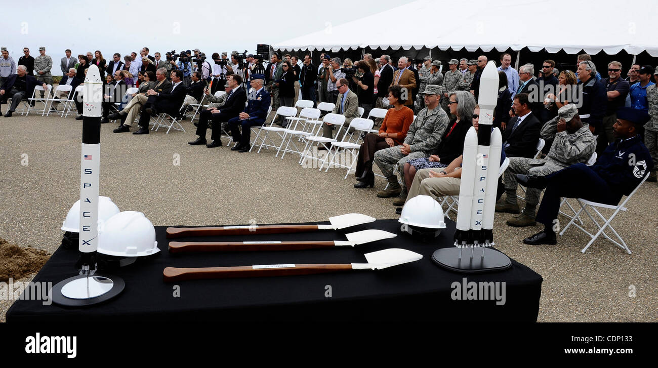 Luglio 13,2011 - Vandenberg AFB, California, Stati Uniti d'America. VIP, news media, Aeronautica Militare e SpaceX personal raccogliere durante la SpaceX premere confernece che sta rinnovando un vecchio trampolino di lancio presso la base aerea di Vandenberg per il più potente del mondo...a razzo SpaceX fondatore Elon Musk si riuniranno con stato e Foto Stock