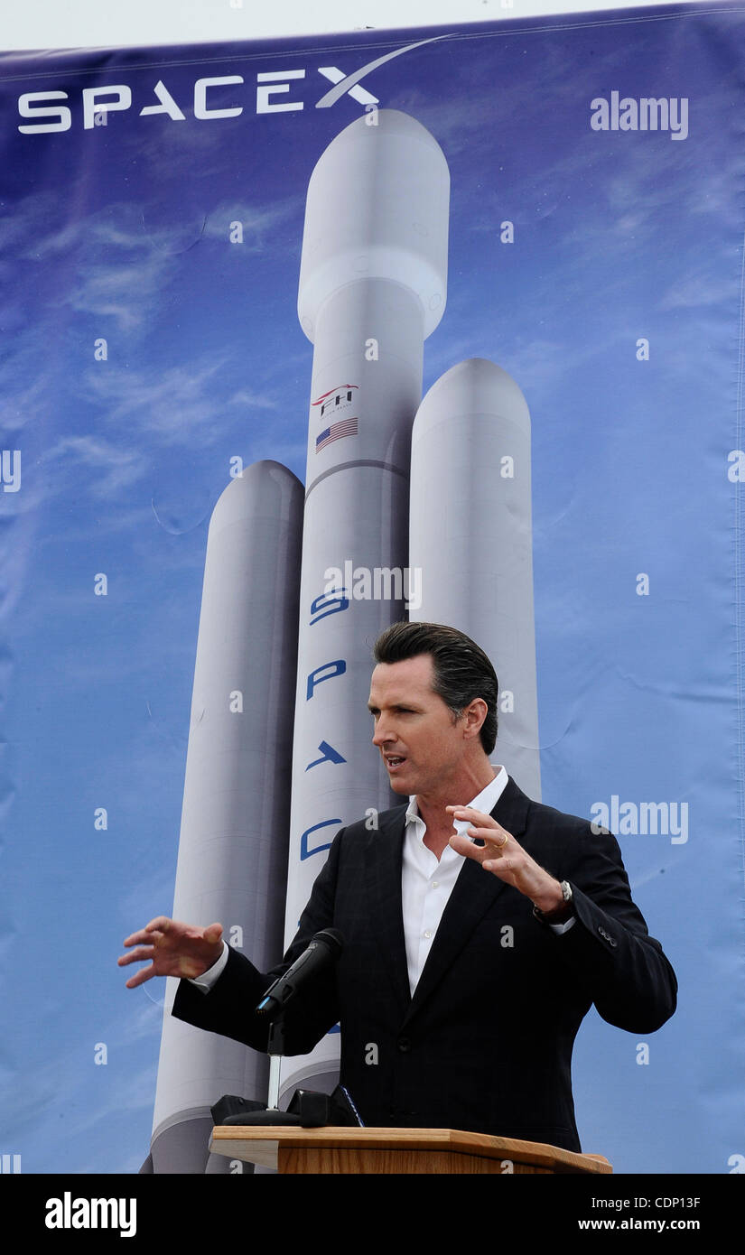 Luglio 13,2011 - Vandenberg AFB, California, Stati Uniti d'America. Gavin Newsom, luogotenente governatore della California colloqui durante la SpaceX premere confernece che sta rinnovando un vecchio trampolino di lancio presso la base aerea di Vandenberg per il più potente del mondo...a razzo SpaceX fondatore Elon Musk si riuniranno con stato e l Foto Stock