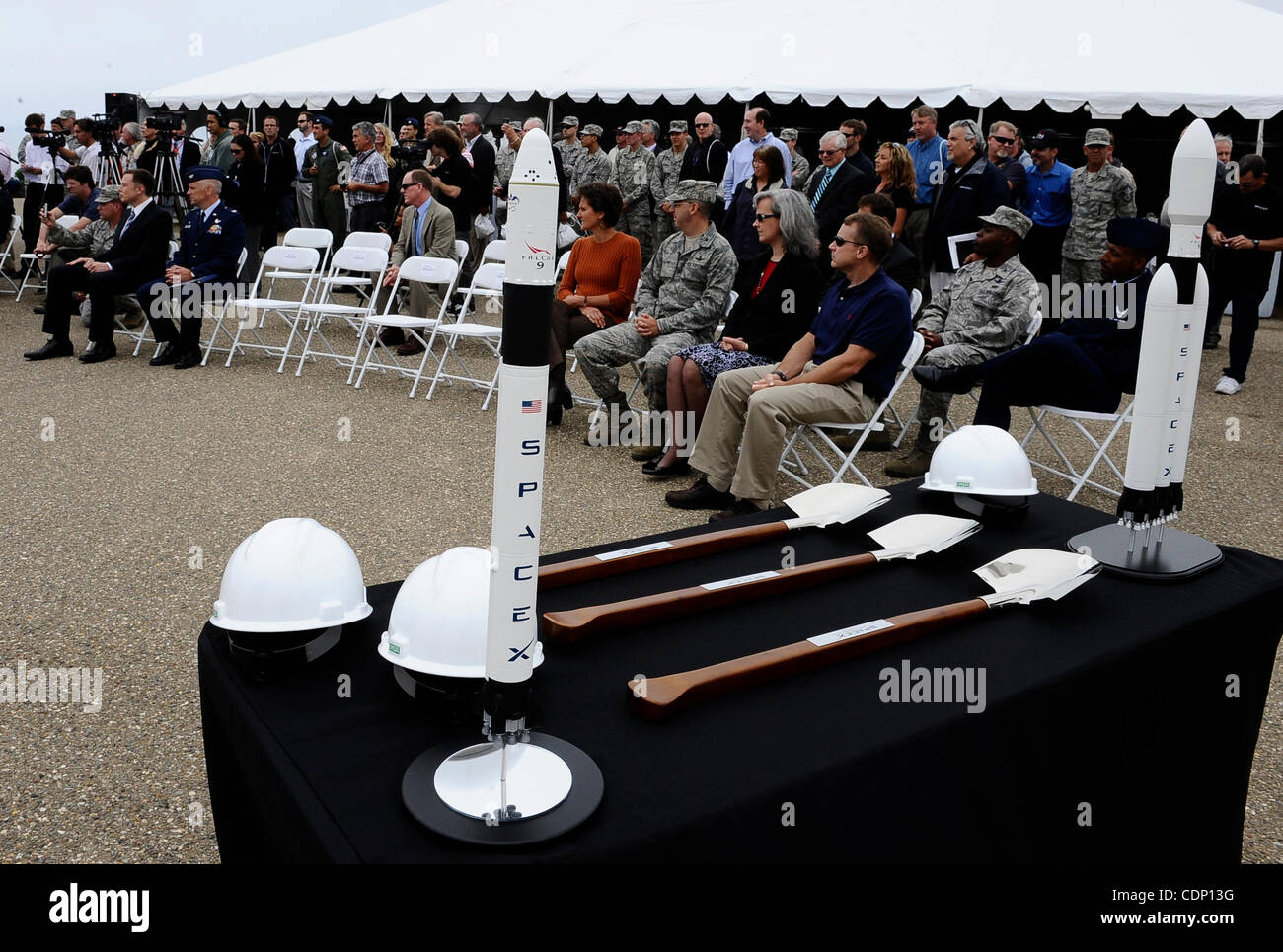 Luglio 13,2011 - Vandenberg AFB, California, Stati Uniti d'America. VIP, news media, Aeronautica Militare e SpaceX personal raccogliere durante la SpaceX premere confernece che sta rinnovando un vecchio trampolino di lancio presso la base aerea di Vandenberg per il più potente del mondo...a razzo SpaceX fondatore Elon Musk si riuniranno con stato e Foto Stock