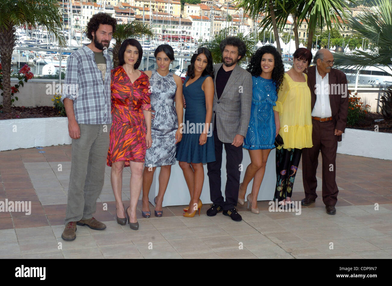 21 maggio 2011 - Cannes, Francia - attrici Hiam Abbass, Hafsia Herzi, LEILA BEKHTI, direttore Radu Mihaileanu, frequentare il photocall per "La Sorgente" durante il Festival del Cinema di Cannes. (Credito Immagine: &#169; Frederic Injimbert/ZUMAPRESS.com) Foto Stock