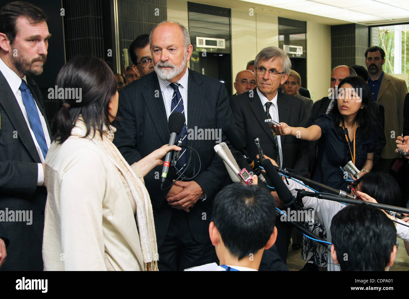 25 maggio 2011 - Tokyo, Giappone - Agenzia internazionale dell'energia atomica(Aiea)'S Sicurezza nucleare Review Mission Team leader MICHAEL WEIGHTMAN parla con la stampa a seguito di un incontro con il Giapponese Ministro degli Esteri Takeaki Matsumoto al ministero degli Esteri a Tokyo, Giappone. Aiea team è in Giappone a studiare Foto Stock