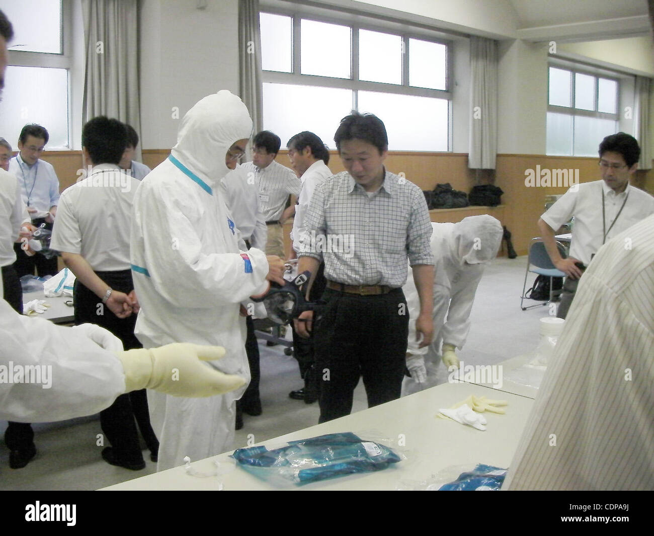 Giugno 17, 2011 - Fukushima, Giappone - In questa dispensa foto rilasciata dalla Tokyo Electric Power Company (TEPCO), il proprietario della travagliata Fukushima Daiichi Nuclear Power Plant, raffigurata a giugno 17, 2011 mostra la impegnare persone mettere e togliere una tuta di protezione a Fukushima, Giappone. (Credito mi Foto Stock