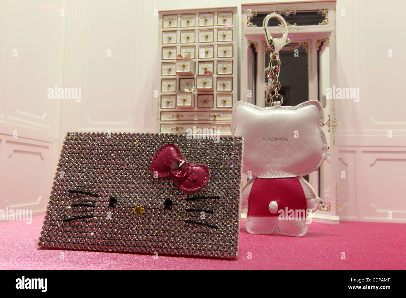 Giugno 29, 2011 - Tokyo, Giappone - Hello Kitty gioielli ha collaborato con  Swarovski sono sul display durante un evento "WAROVSKI presenta 'House o  Kitty' al Colle di Omotesando a Tokyo in