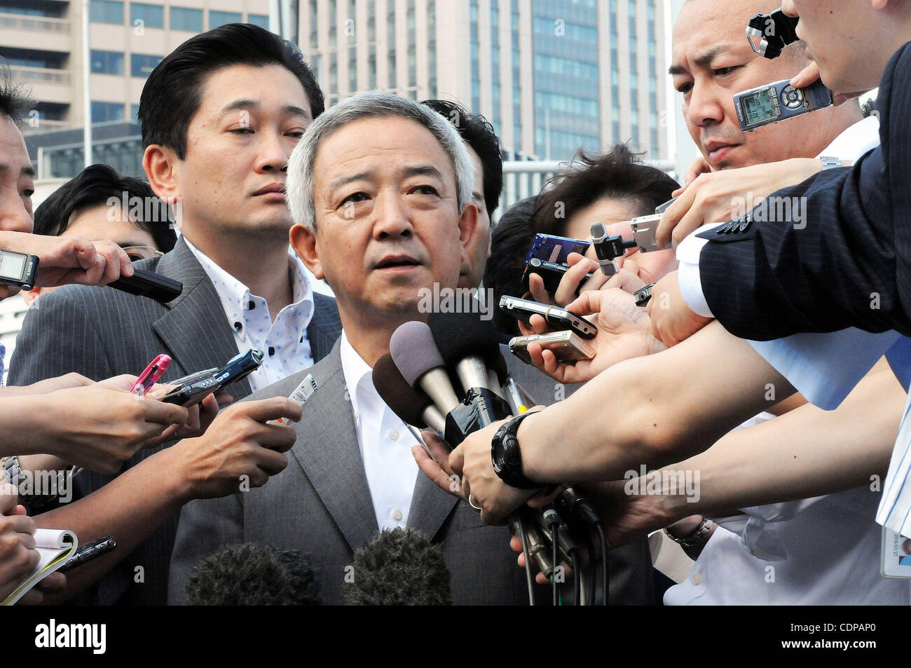 5 luglio 2011 - Tokyo, Giappone - Il Ministro per la ricostruzione in risposta al Grande Oriente giappone terremoto e il ministro di Stato per la gestione delle catastrofi RYU MATSUMOTO parla di media su 4 Luglio, 2011 a Tokyo, Giappone. Matsumoto ha visitato il premier giapponese Naoto Kan presso la sua residenza ufficiale in mo Foto Stock