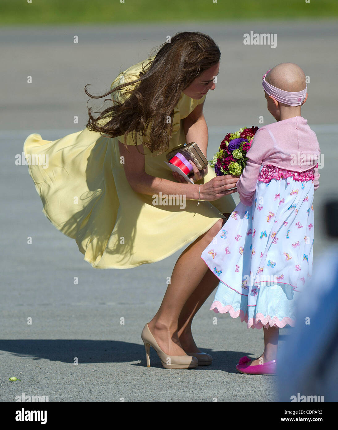 7 luglio 2011 - Calgary, Alberta, Canada - Catherine Middleton, duchessa di Cambridge, è accolto da una bambina come la coppia di arrivare a Calgary. Calgary è l'ultima fermata canadese della British Royal Tour. Foto di Jimmy Jeong / collettivo non autorizzati Foto Stock