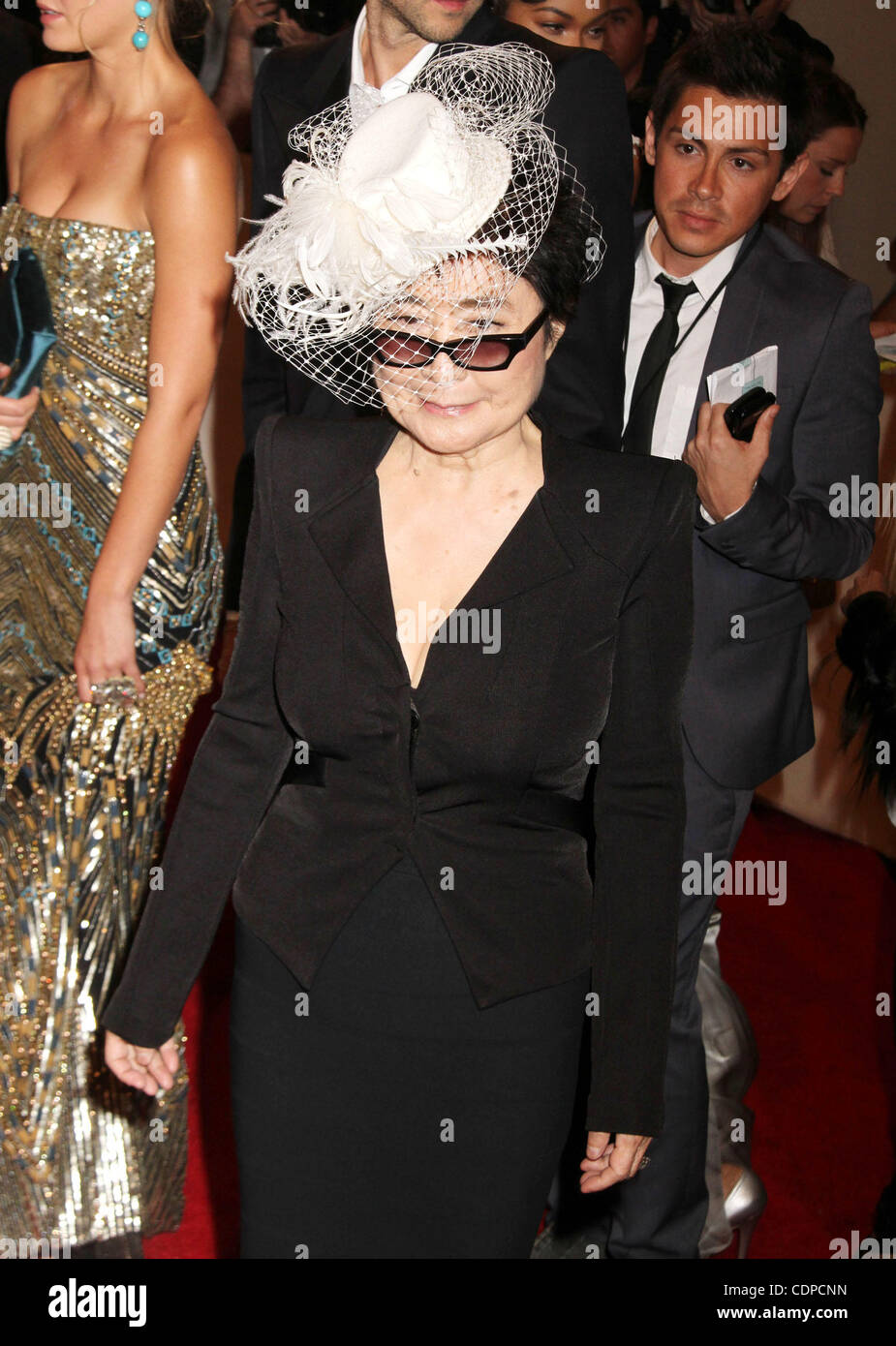 2 maggio 2011 - New York New York, Stati Uniti - YOKO ONO assiste il 'Alexander McQueen - Bellezza selvaggia' Costume Institute gala tenutosi presso il Metropolitan Museum of Art. (Credito Immagine: © Nancy Kaszerman/ZUMAPRESS.com) Foto Stock