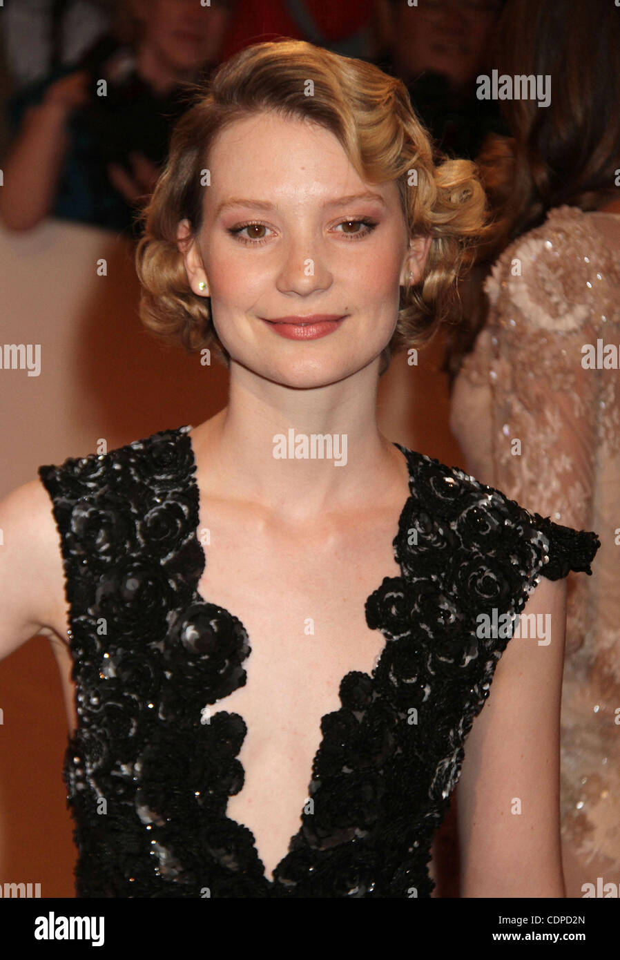 2 maggio 2011 - New York New York, Stati Uniti - MIA WASIKOWSKA assiste il 'Alexander McQueen - Bellezza selvaggia' Costume Institute gala tenutosi presso il Metropolitan Museum of Art. (Credito Immagine: © Nancy Kaszerman/ZUMAPRESS.com) Foto Stock