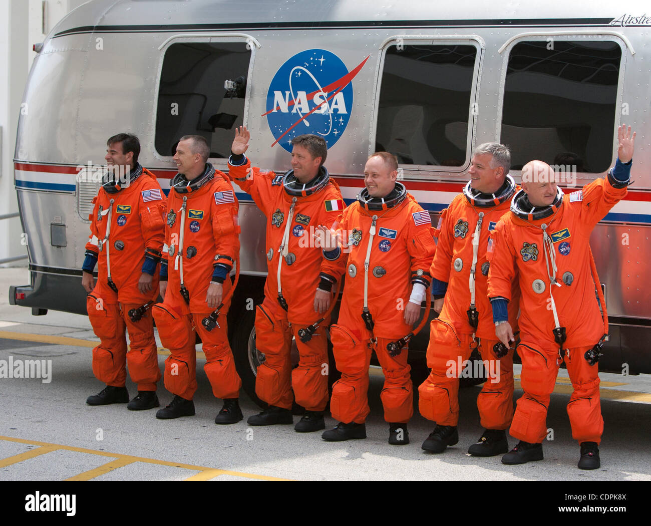 Cape Canaveral, in Florida - USA l'equipaggio di STS-134, (da sinistra) specialisti di missione Greg Chamitoff, Drew Feustel, Roberto Vittori, Mike Fincke, pilota Greg H. Johnson e comandante Mark Kelly, Onda a quelle raccolte al di fuori delle operazioni di acquisto e di costruzione prima di partire per il pad il 29 aprile 20 Foto Stock