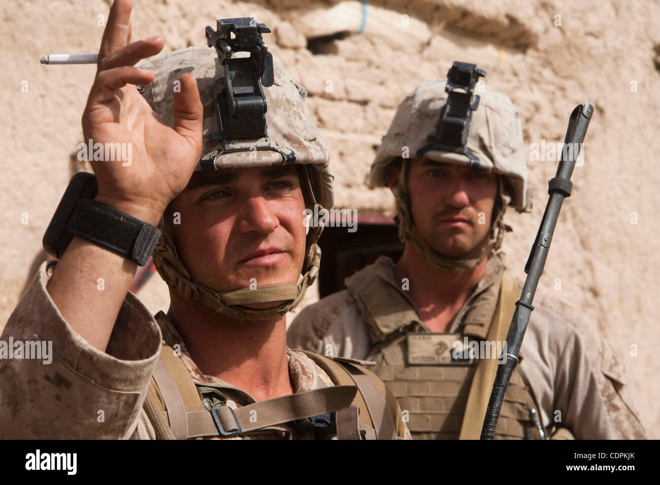 Un U.S. Marina di 3 ° Battaglione del 2° Reggimento Marino dà gli ordini per alcuni dei suoi subalterni durante il funzionamento Rocky Point nella città di Khatki in Musa Qala distretto nella provincia di Helmand, Afghanistan. Lo scopo di funzionamento Rocky Point è stato di perturbare il commercio di oppio in uno dei bazar di th Foto Stock