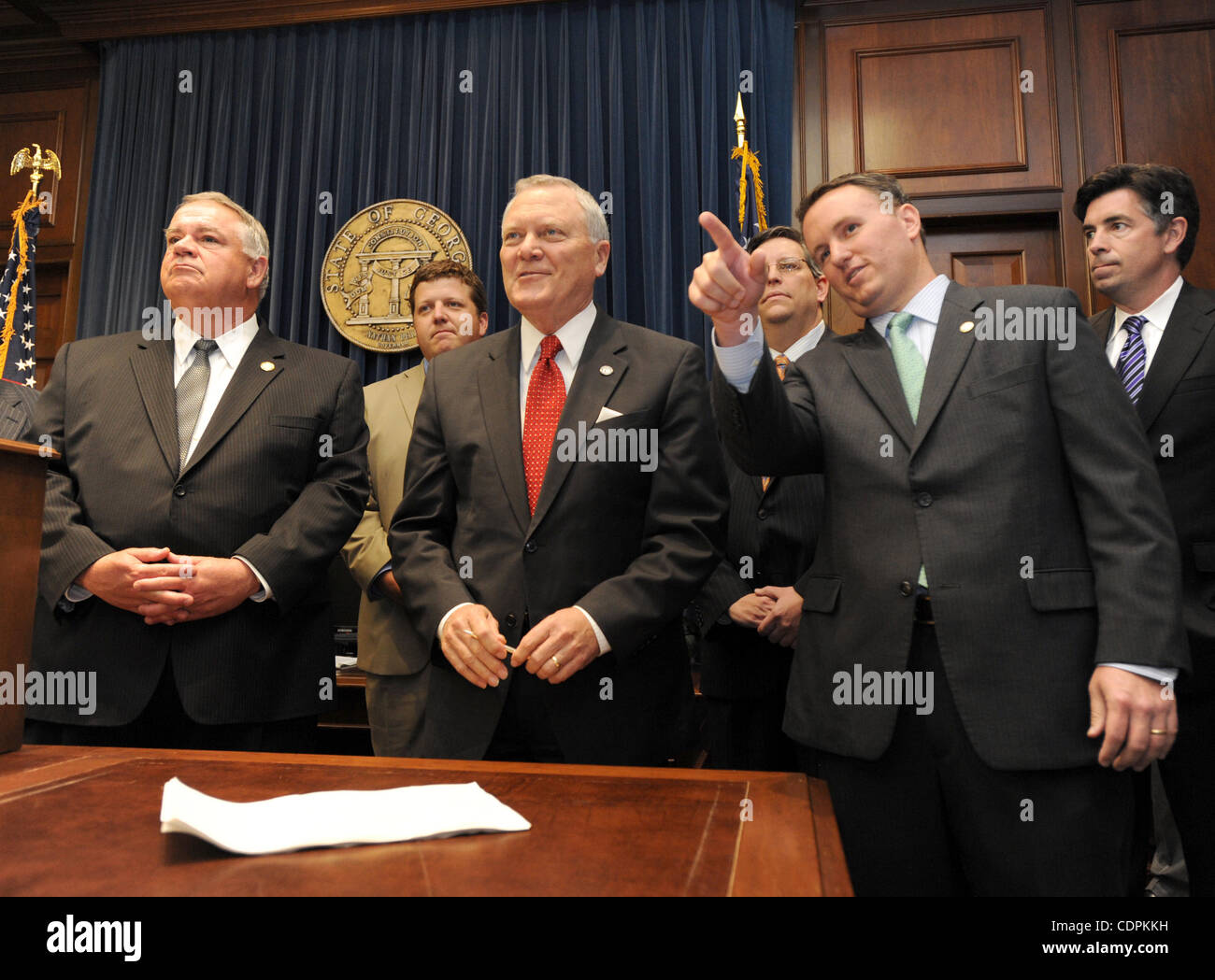 13 maggio 2011 - Atlanta, Georgia, Stati Uniti - Georgia governatore Nathan Deal (C) è affiancato dal rappresentante dello Stato Matt Ramsey (R) e Georgia Speaker del Parlamento David Ralston subito dopo aver firmato un Arizona-stile di esecuzione in materia di immigrazione legge in legge presso il Campidoglio ad Atlanta, Georgia, Stati Uniti d'America il 13 maggio 201 Foto Stock