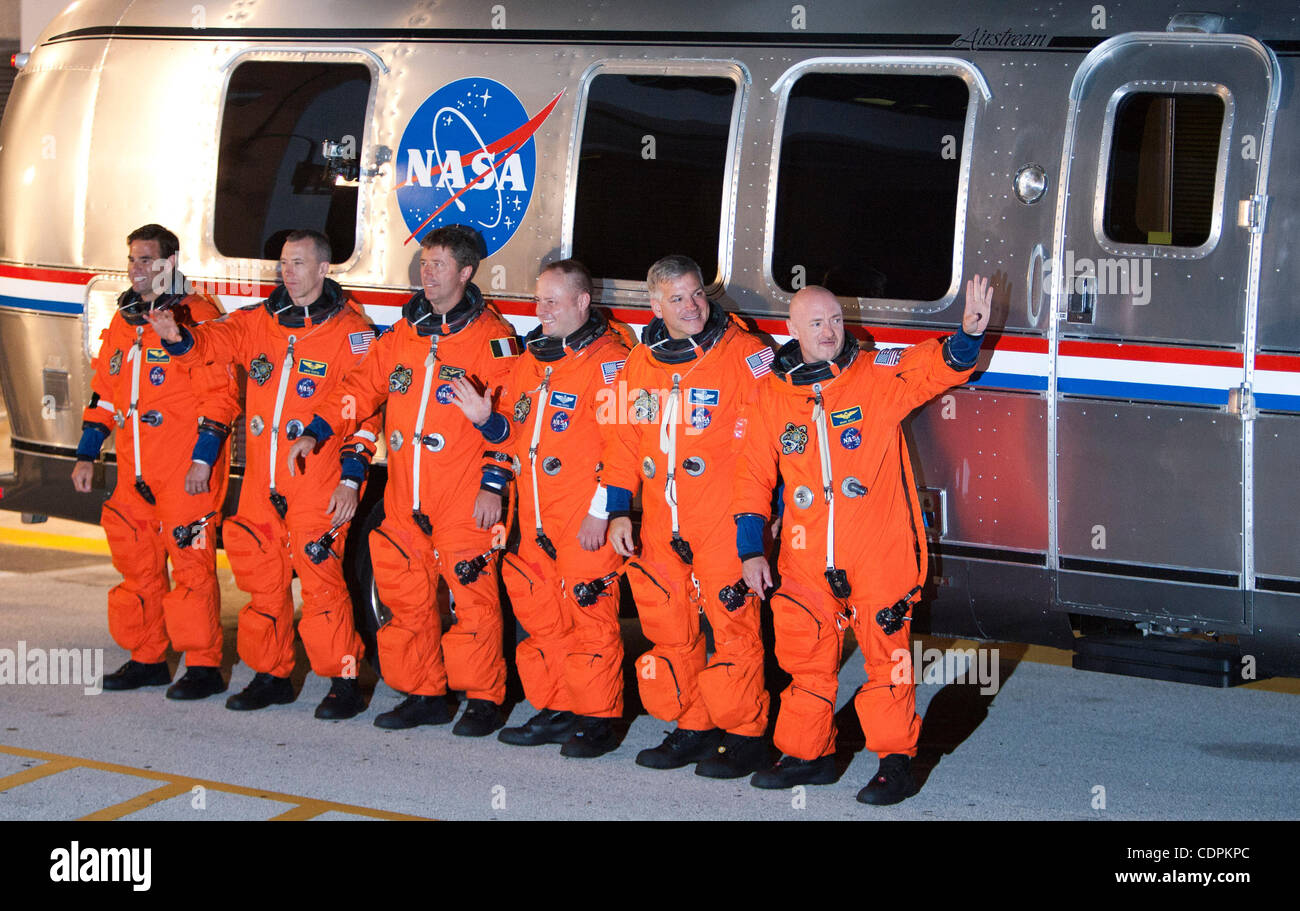 16 maggio 2011 - Cape Canaveral, in Florida, Stati Uniti - L'equipaggio di STS-134, (da sinistra) specialisti di missione GREG CHAMITOFF, DREW FEUSTEL, Roberto Vittori, MIKE FINCKE, pilota GREG H. Johnson e comandante Mark Kelly, Onda a quelle raccolte al di fuori delle operazioni di acquisto e di costruzione prima di partire per la p Foto Stock