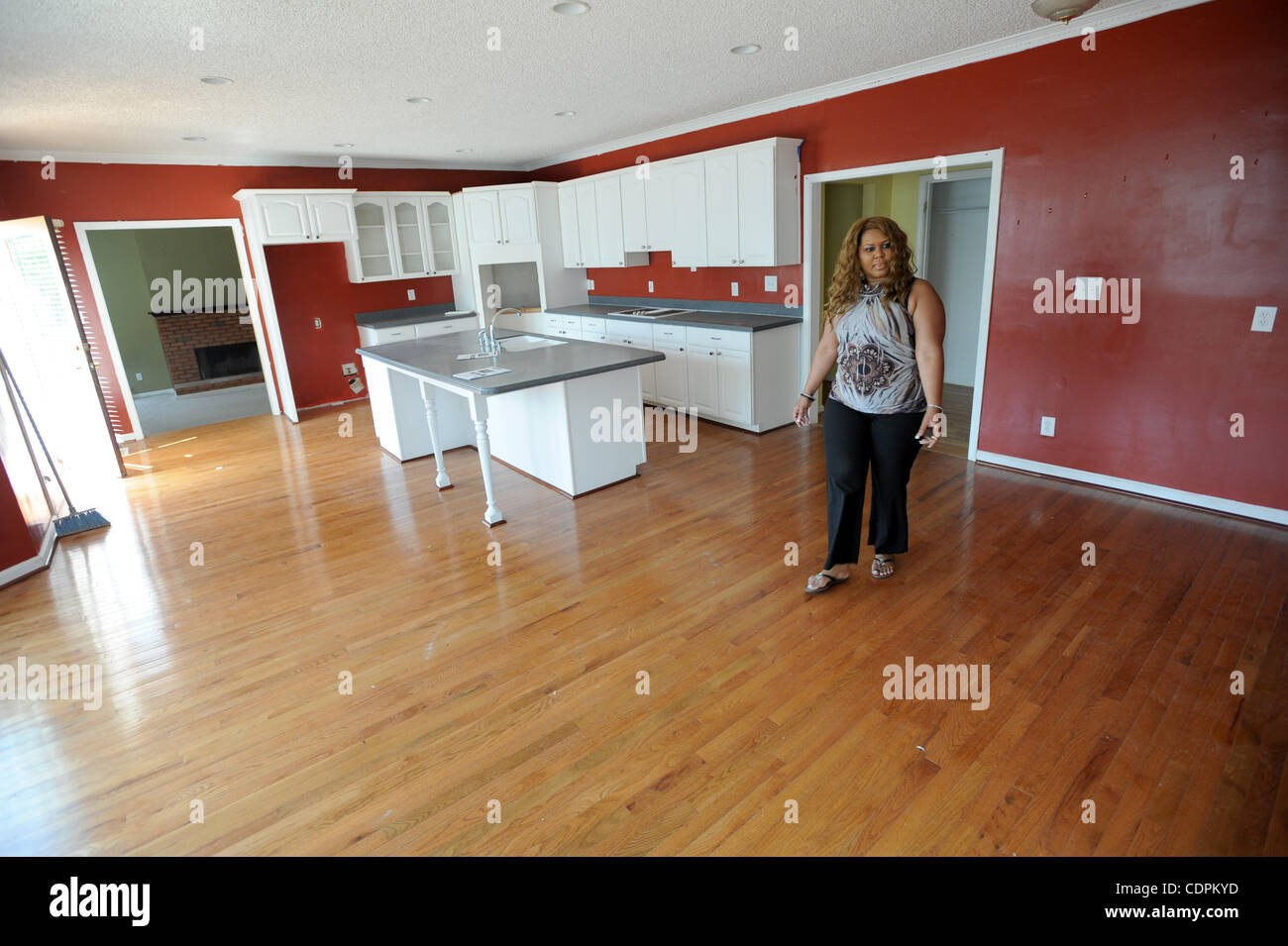 23 maggio 2011 - Lithonia, GA, Stati Uniti - LITHONIA, GA - 22 Maggio: Danitta (CQ) Ross, 39, ex di Hempstead, Long Island, N.Y., all'interno di una grande casa Lei è in attesa di chiudere in Lithonia, Georgia in Metro Atlanta, domenica 22 maggio, 2011. I dati censuari mostra americani Africani spostando indietro all'Onu meridionale Foto Stock