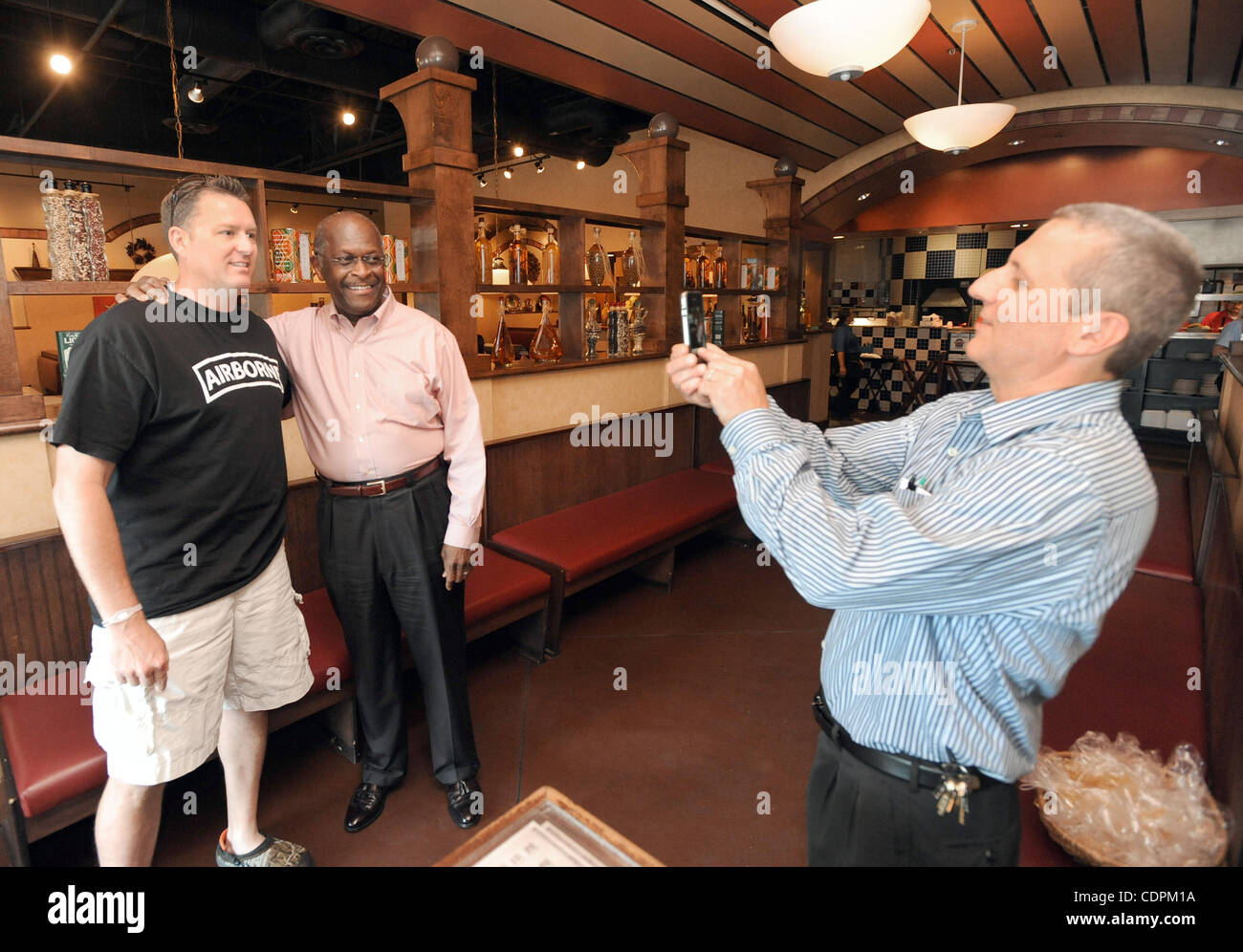 29 maggio 2011 - Stockbridge, GA, Stati Uniti - STOCKBRIDGE, GA - 29 Maggio: candidato presidenziale repubblicano Herman Caino, centro, prende una foto con sostenitore Shane Fogle mediante il manager del ristorante Bobby Wiggins in un ristorante italiano a Stockbridge, Georgia domenica 29 maggio, 2011. Caino è l'ex presidente o Foto Stock