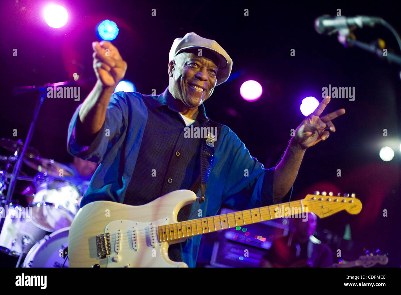 Giugno 13, 2011 - Solana Beach CA USA - il leggendario bluesman Buddy Guy eseguito di fronte ad una platea gremita presso il ventre Tavern di Solana Beach stasera. Il 74-anno vecchio Rock & Roll Hall of Fame gli stati si è classificato tredicesimo nella rivista Rolling Stone nella lista delle 100 più grandi chitarristi di tutti i tempi ed è considerato un Foto Stock