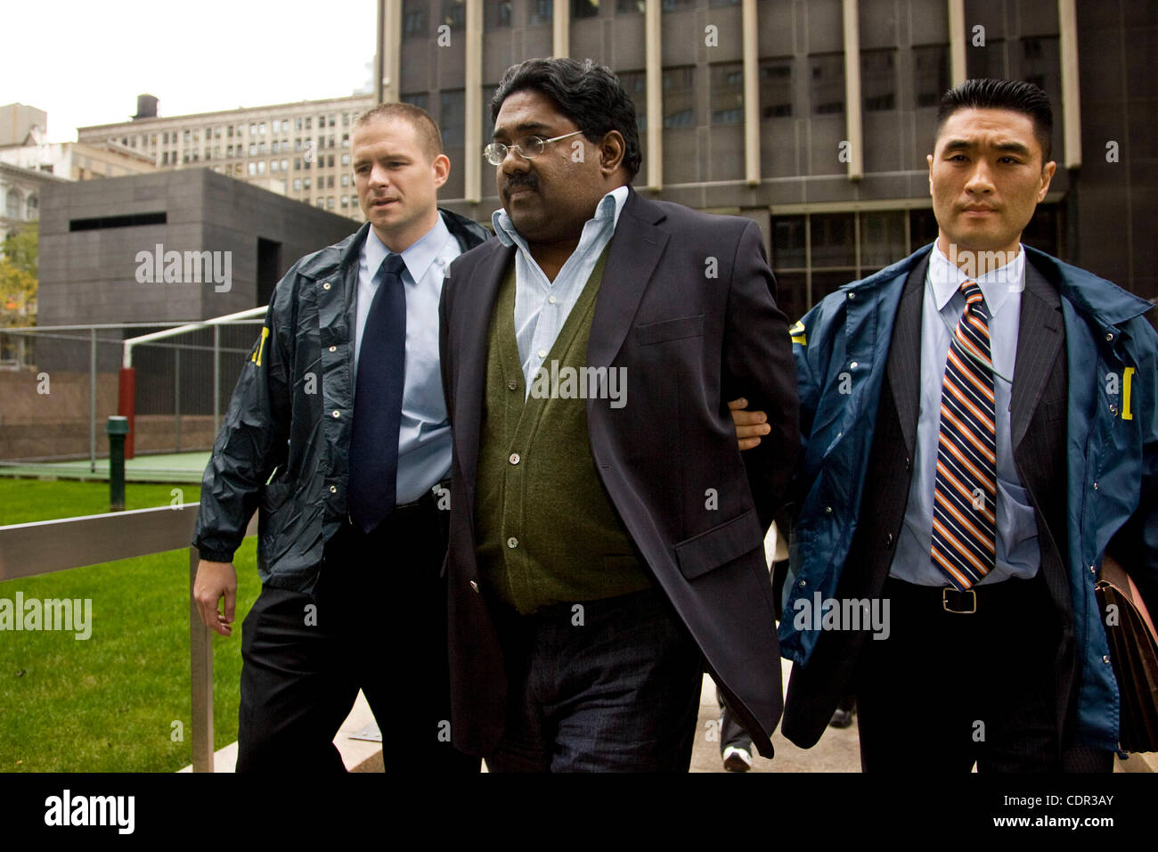 RAJ RAJARATNAM, ex hedge-fund tycoon e Galeone Group LLC co-fondatore è stato trovato colpevole su tutti e 5 i conteggi di cospirazione e 9 conteggi di valori mobiliari la frode. Rajaratnam è stato condannato per un periodo di sette anni di cospirazione per il commercio su informazioni privilegiate da dirigenti aziendali, banchieri, consulenti, commercianti Foto Stock