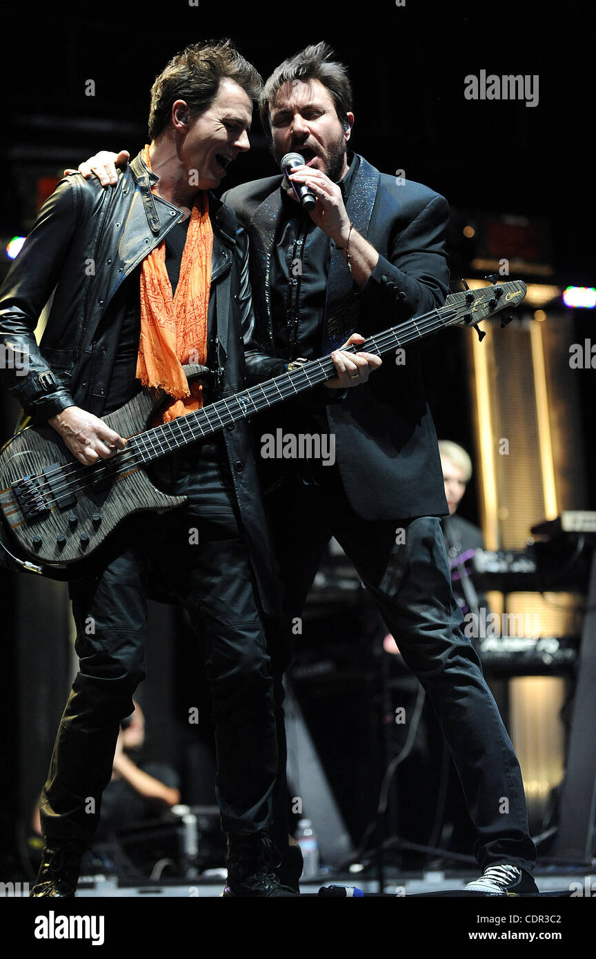 Apr 17, 2011 - Indio, California, Stati Uniti d'America - bassista chitarrista JOHN TAYLOR e il cantante SIMON LEBON della band Duran Duran si esibisce dal vivo come parte del 2011 Coachella Music & Arts Festival che si svolge all'Impero Polo campo. I tre giorni del festival si richiamano migliaia di appassionati di vedere una varietà Foto Stock