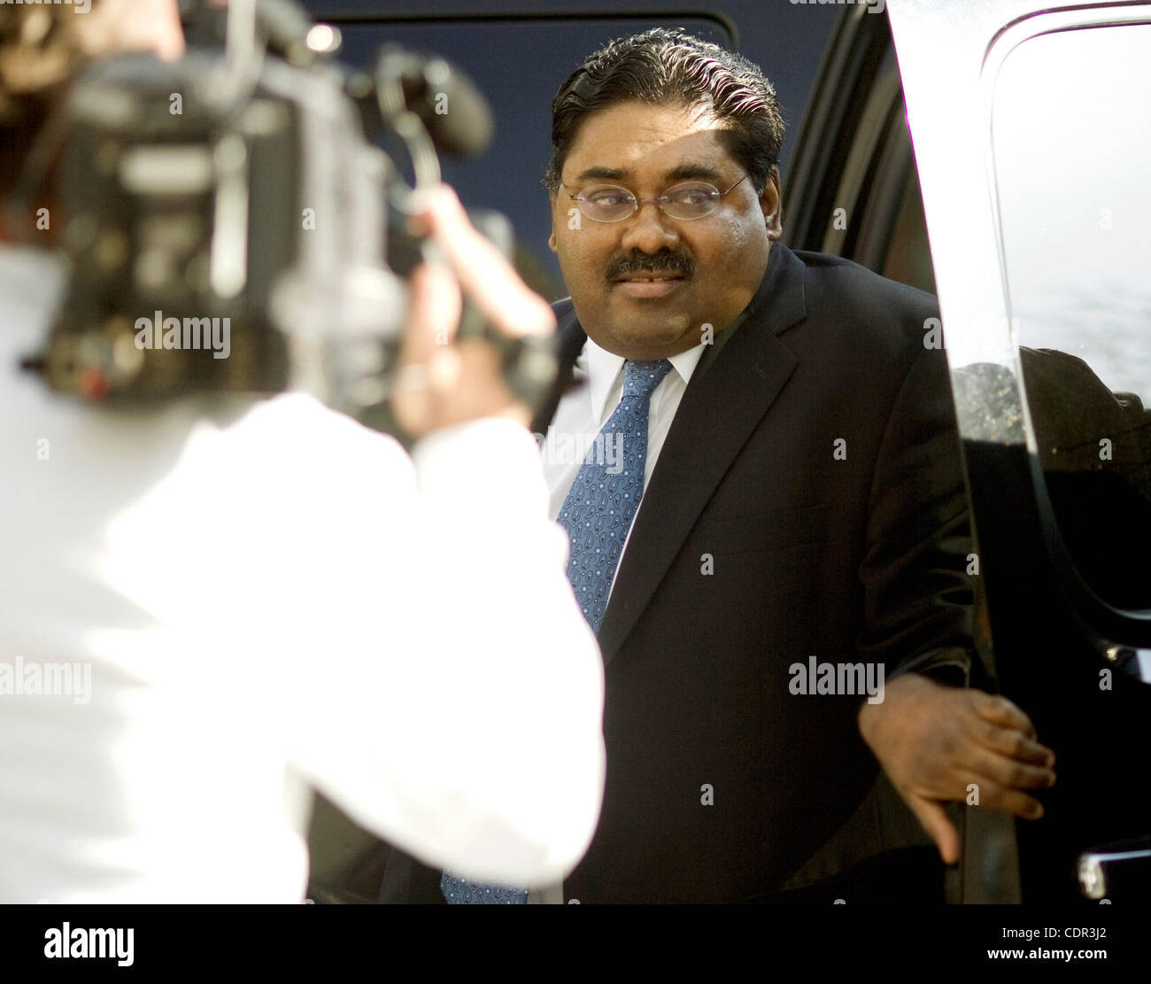 FILE FOTO - RAJ RAJARATNAM, ex hedge-fund tycoon e Galeone Group LLC co-fondatore è stato trovato colpevole su tutti e 5 i conteggi di cospirazione e 9 conteggi di valori mobiliari la frode. Rajaratnam è stato condannato per un periodo di sette anni di cospirazione per il commercio su informazioni privilegiate da dirigenti aziendali, banchieri, consulta Foto Stock