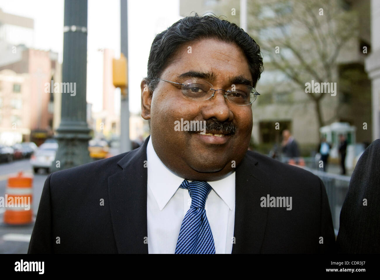 FILE FOTO - RAJ RAJARATNAM, ex hedge-fund tycoon e Galeone Group LLC co-fondatore è stato trovato colpevole su tutti e 5 i conteggi di cospirazione e 9 conteggi di valori mobiliari la frode. Rajaratnam è stato condannato per un periodo di sette anni di cospirazione per il commercio su informazioni privilegiate da dirigenti aziendali, banchieri, consulta Foto Stock