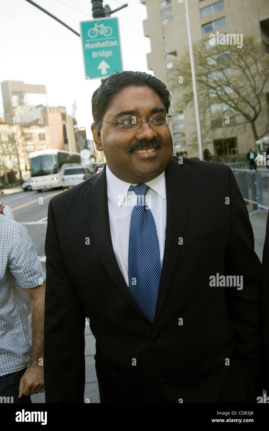 FILE FOTO - RAJ RAJARATNAM, ex hedge-fund tycoon e Galeone Group LLC co-fondatore è stato trovato colpevole su tutti e 5 i conteggi di cospirazione e 9 conteggi di valori mobiliari la frode. Rajaratnam è stato condannato per un periodo di sette anni di cospirazione per il commercio su informazioni privilegiate da dirigenti aziendali, banchieri, consulta Foto Stock