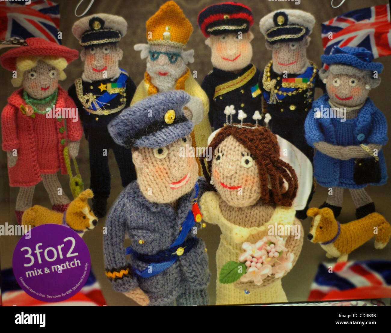 Apr 22, 2011 - Londra, Inghilterra, Regno Unito - Libro sulla maglia di bambole raffiguranti volontà e Kate sono in vendita a Londra negozi di souvenir giorni che portano fino alla loro royal wedding on April 29, 2011 in Westminster Abbey. (Credito immagine: Foto Stock