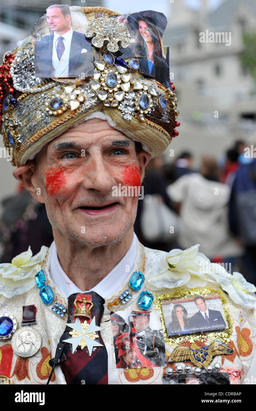 Apr 26, 2011 - Londra, Inghilterra, Regno Unito - In pieno sostenitore Royal Regalia, William Wills, arriva a Westminster 3 giorni in anticipo per vedere la coppia reale emerge dall'Abbazia. William è terzo in linea per visualizzare le nozze. (Credito Immagine: © Mark Makela/ZUMApress.com) Foto Stock