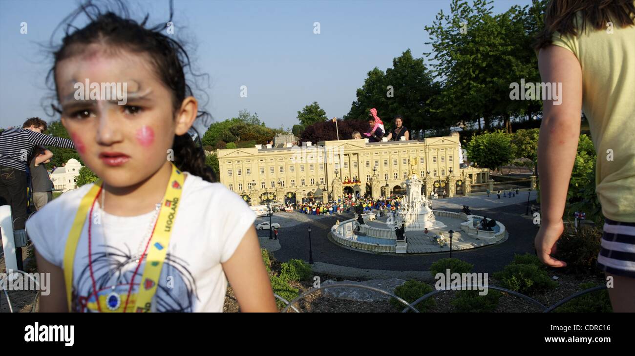 3 maggio 2011 - Windsor, England, Regno Unito - i turisti, alcuni con faccia dipinti, stringersi intorno a una visualizzazione in miniatura di Buckingham Palace e il royal wedding a Legoland, il giorno dopo le nozze reali del principe William e Kate Middleton a Westminster Abbey. (Credito Immagine: © Mark Makela/zReportage.com/ZU Foto Stock