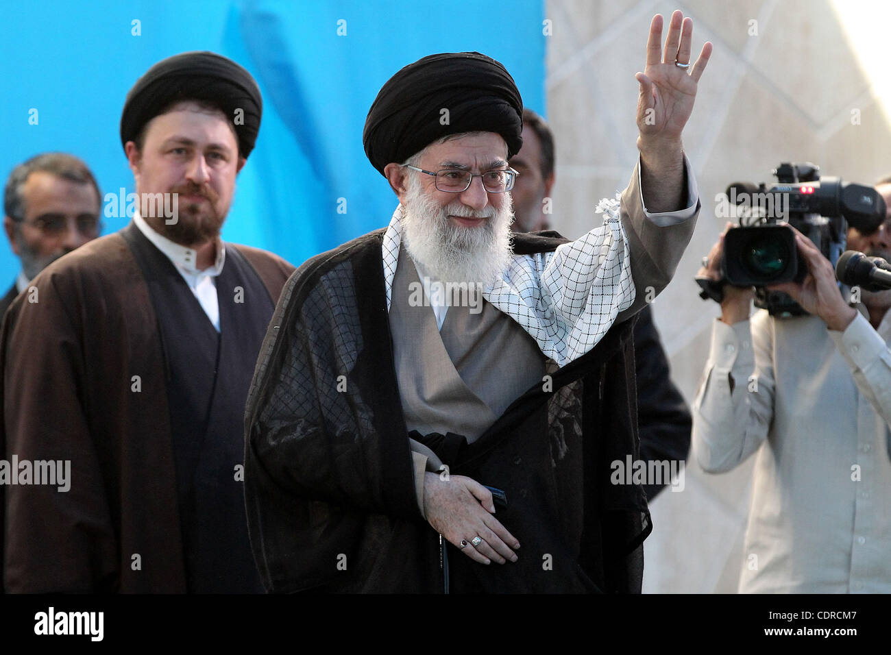 4 giugno 2011 - Teheran, Iran - Iran del leader supremo Ayatollah Ali Khamenei saluta la folla come HASSAN KHOMEINI (sinistra), il grand figlio del grande ayatollah Khomeini, guarda su nel corso di una cerimonia che segna il 22° anniversario della morte del compianto iraniano leader supremo il Grande Ayatollah Ruhollah Khomeini a K Foto Stock