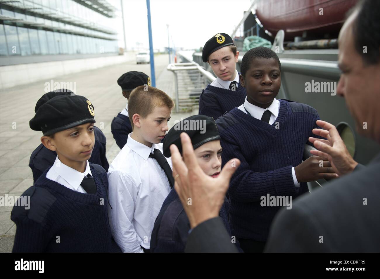 Luglio 13, 2011 - Londra, Inghilterra, Regno Unito - Londra Scuola nautica studenti frequentano una cerimonia per la SS Robin, rimasta solo la nave a vapore nel mondo, che ritorna a Londra dopo essere stato costruito 121 anni fa e subendo importanti lavori di ristrutturazione su un multi-milioni di pound pontoon. (Credito immagine: Foto Stock