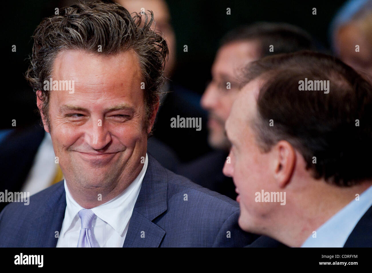 Luglio 19, 2011 - Washington, Distretto di Columbia, Stati Uniti - Attore Matthew Perry si siede tra il pubblico prima dell'inizio di un potere giudiziario del senato audizione del Comitato "'Drug e Veterani Tribunali di trattamento: Alla ricerca di soluzioni economiche per la tutela della sicurezza pubblica e ridurre le recidive. (Credito Immagine: © Pet Foto Stock